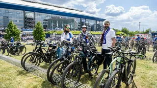 Fahrradfahrer vor der VELTINS-Arena.