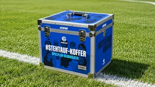 #STEHTAUF-Koffer am Spielfeldrand