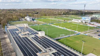 PV-Anlage auf dem Dach des Parkhauses am Berger Feld. Im Hintergrund ist die Geschäftsstelle zu sehen.