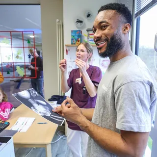 Lizenzspieler von Schalke 04 zu Besuch in der Kinderklinik Buer und in der Schauburg