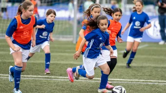 Kinder auf dem Fußballfeld.