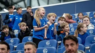 Begeisterte Kinder in der VELTINS-Arena.