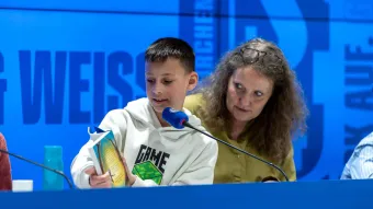 Der Gewinner im Vorlesen freut sich.