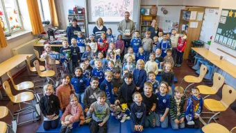 Frank Baumann liest Schulkindern vor