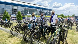 Fahrradfahrer vor der VELTINS-Arena.