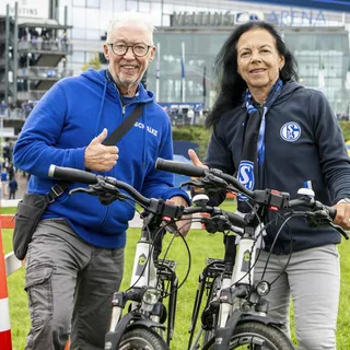 Zwei Fahrradfahrende vor der Arena.