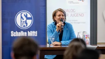 Die Finanzvorständin es S04 begrüßt die Jugendlichen.