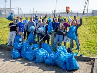 Die Beteiligten der Müllsammelaktion präsentieren volle Müllsäcke.