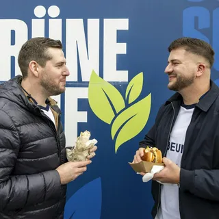 Zwei Fans vor der Grünen Kaue.