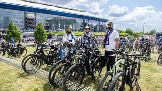 Fahrräder und ihre Besitzer vor der VELTINS-Arena