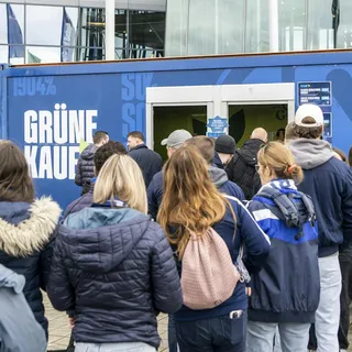 Lange Schlange vor der Grünen Kaue.