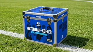 #STEHTAUF-Koffer am Spielfeldrand