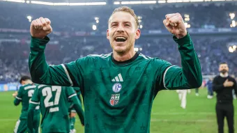 Timo Becker jubelt in der VELTINS-Arena im grünen Sondertrikot.