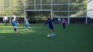 Kinder spielen auf einem Bolzplatz