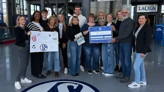 Die von Schalke hilft! in der Vorweihnachtszeit gestartete Spendenaktion war ein voller Erfolg: Dank der großartigen Unterstützung der Schalker Gemeinschaft konnten insgesamt 15.000 Euro generiert werden. Auf dem Bild ist die Übergabe des Spendenschecks zu sehen.