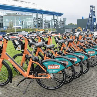 E-Bikes in Reihe vor der Arena.