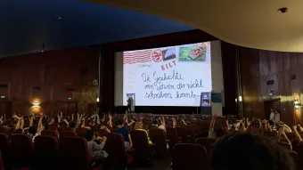 Die Schülerinnen und Schüler hören gebannt zu.
