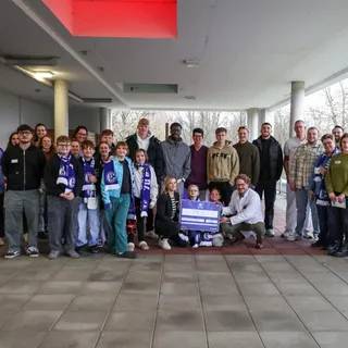 Lizenzspieler von Schalke 04 zu Besuch in der Kinderklinik Buer und in der Schauburg