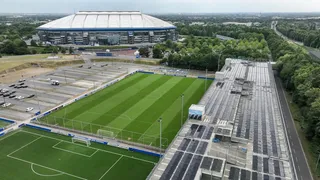 Blick auf das Vereinsgelände mit der PV-Anlage im rechten Bildrand.