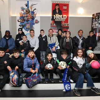 Lizenzspieler von Schalke 04 zu Besuch in der Kinderklinik Buer und in der Schauburg