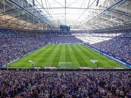 Blick auf ein vollbesetztes Fußballstadion des FC Schalke 04 während eines Heimspiels.