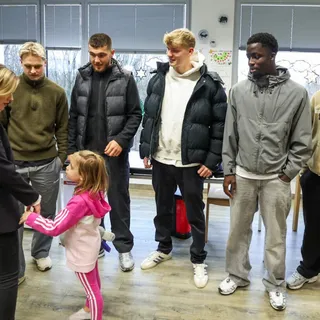 Lizenzspieler von Schalke 04 zu Besuch in der Kinderklinik Buer und in der Schauburg