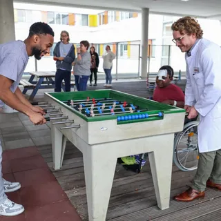 Lizenzspieler von Schalke 04 zu Besuch in der Kinderklinik Buer und in der Schauburg