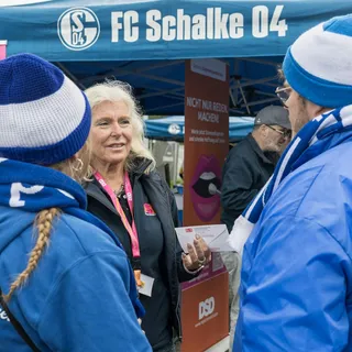 Fans bei der Registrierung für die Stammzellen-Datei.