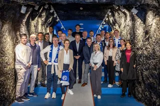 Gruppenfoto der Zunkuftsschmiede des S04 im Spielertunnel der VELTINS-Arena