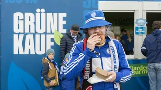 Fan beißt in veganen Burger