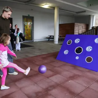 Lizenzspieler von Schalke 04 zu Besuch in der Kinderklinik Buer und in der Schauburg