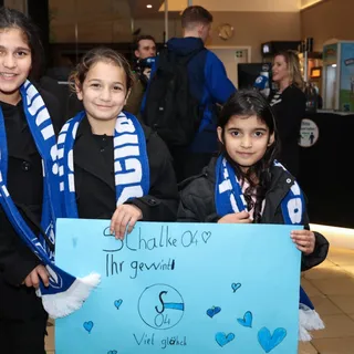 Lizenzspieler von Schalke 04 zu Besuch in der Kinderklinik Buer und in der Schauburg