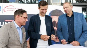 Matthias Tillmann hält ein mobiles EKG-Messgerät in den Händen.