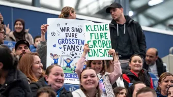 Kinder halten Plakate hoch.