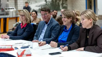 Die Jury hört gebannt zu.