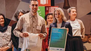 Natascha Schwenzfeier von Schalke 04 nimmt de Auszeichnung entgegen.