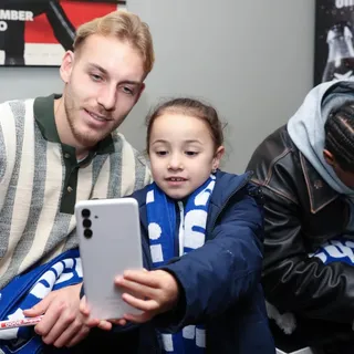 Lizenzspieler von Schalke 04 zu Besuch in der Kinderklinik Buer und in der Schauburg
