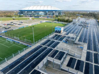 Zu sehen ist die PV-Anlage auf dem Dach des Parkhauses auf dem Gelände des S04. Im Hintergrund ist die VELTINS-Arena zu sehen.