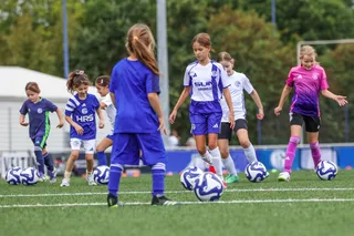 Mädchen an den Ball heißt nun Queensblue