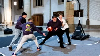 Mitglieder von Social BallerZ mit Ball beim Training.