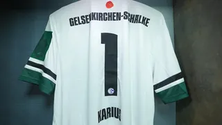 Das Bild zeigt das Sondertrikot von Lorius Karius zum 150-jährigen Jubiläum Gelsenkirchens.