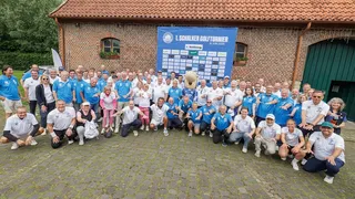 Alle Teilnehmenden des Schalker Golfturniers.