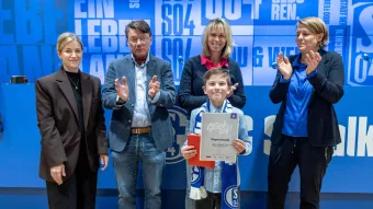 Der Gewinner des Vorlesewettbewerbs wird beklatscht.