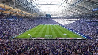Blick auf ein vollbesetztes Fußballstadion des FC Schalke 04 während eines Heimspiels.