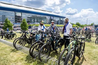 Fahrräder und ihre Besitzer vor der VELTINS-Arena