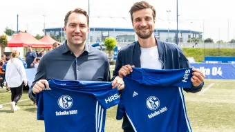 Matthias Tillmann mit einem Trikot von Schalke hilft!