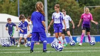 Mädchen an den Ball heißt nun Queensblue