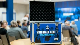 Der geöffnete STEHTAUF-Koffer auf einem Tisch.