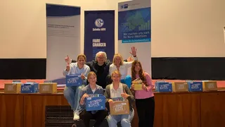 Die Initiatoren der Leseinitiative mit Kisten.
