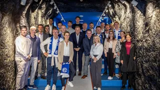 Gruppenfoto der Zunkuftsschmiede des S04 im Spielertunnel der VELTINS-Arena